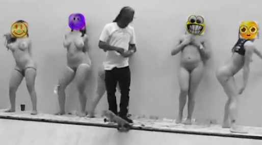 På filmmaterial från Lil Waynes bisarra skejtstund så ser vi tjejerna dansa på en upphöjd hylla.